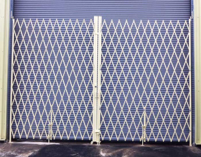 Closed double gates, medium